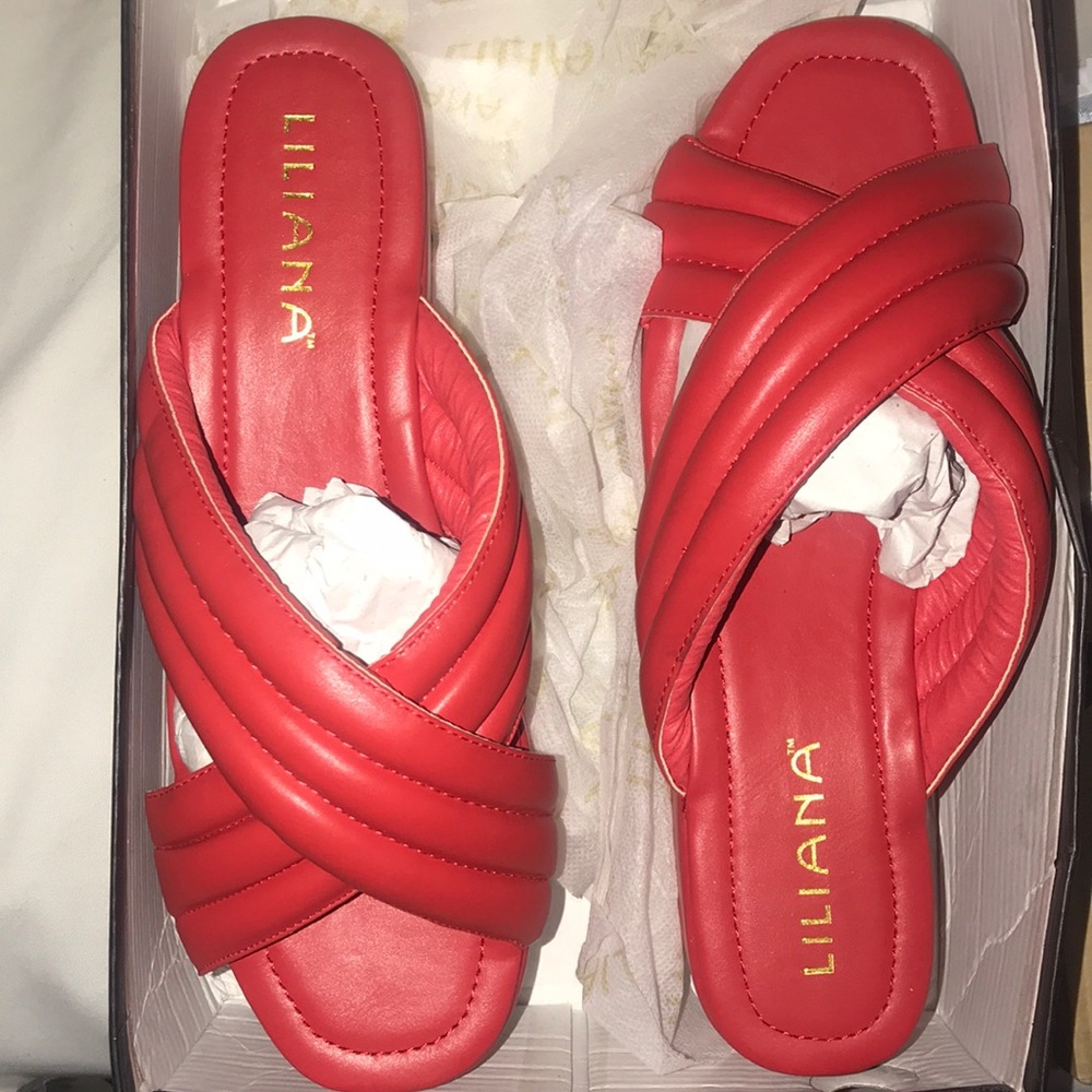 Red platform sandals size 9 (a true 7)